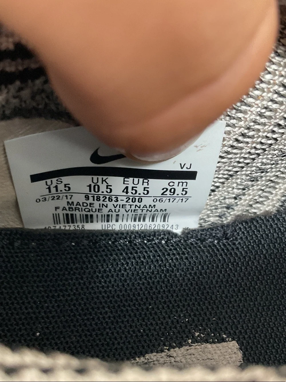 Nike Black and Grey Fly knit  Men’s Casual Sneakers Size 11.5
